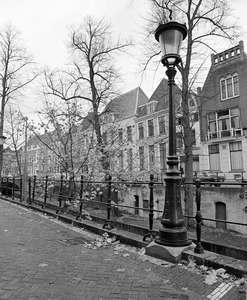 856194 Afbeelding van een straatlantaarn op de Nieuwegracht te Utrecht.